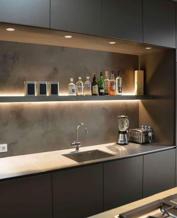 Outra forma de evitar isso e gerar contraste é com uma boa iluminação. Para isso, pode utilizar o espaço abaixo dos armários superiores.