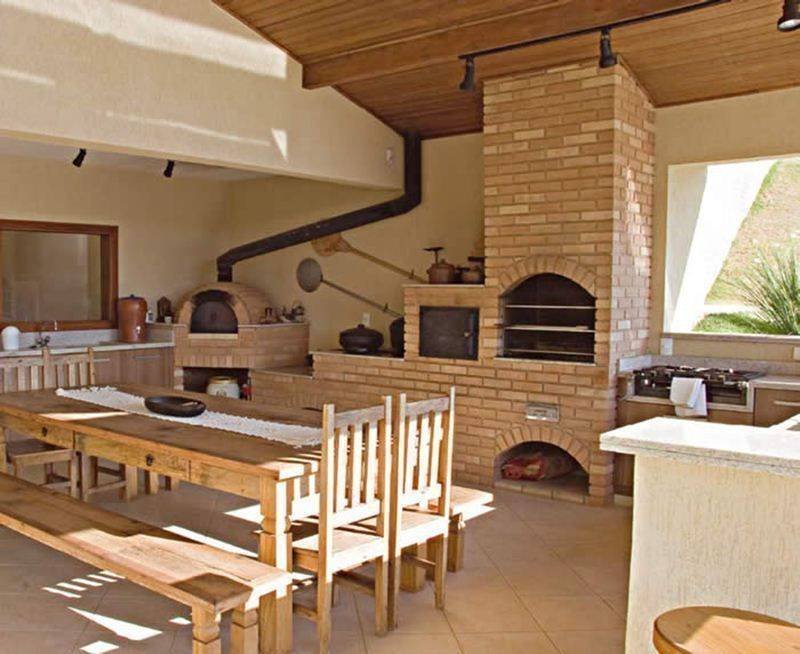 Para ter uma churrasqueira nesse espaço vai precisar contar também com outros elementos, afinal a ideia é preparar todo o churrasco nesse local.