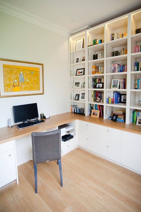 Outra ideia para auxiliar a montagem da sua biblioteca é a estante em formato de nichos. Com uma maior divisão de espaços, pode selecionar títulos em um padrão que faça com que sejam encontrados com maior facilidade.
