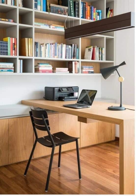 Uma dica é manter os livros com fácil acesso, por isso não é preciso deixá-los em locais fechados quando necessário. Além disso, é interessante que esteja próximo do seu local mais específico de trabalho.