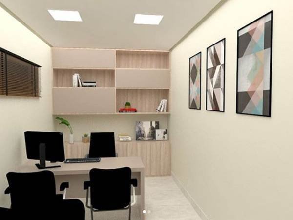 Projeto com ambiente alongado, móveis delicados e decoração em preto, com quadros na mesma paleta de cores.