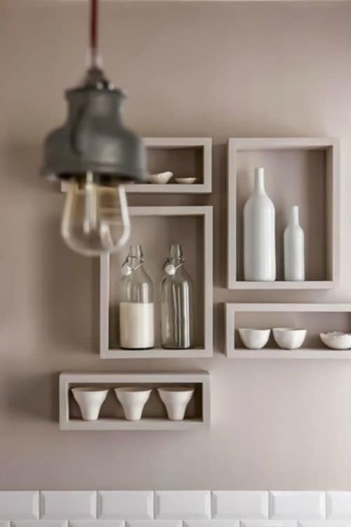 12. Diferentes formas podem ser combinadas para compor a decoração da cozinha com nichos. Eles servem não só para guardar os utensílios domésticos, mas também objetos decorativos.