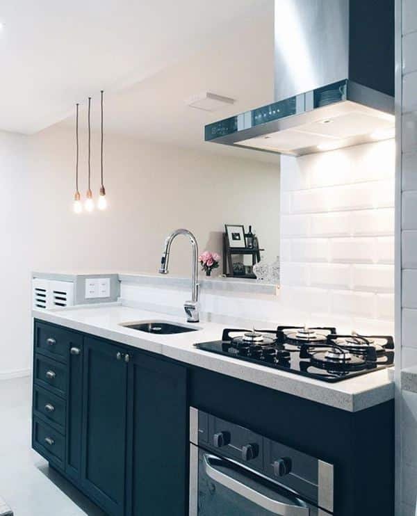 Ainda no quesito limpeza, para utilizar o branco junto aos armários pretos pode utilizar um acabamento diferente somente na área do fogão.
