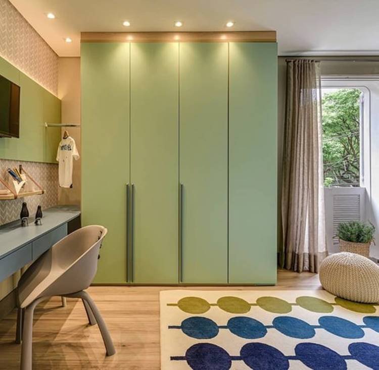 13. E para quem gosta de cor, esse guarda-roupa planejado colorido é perfeito!