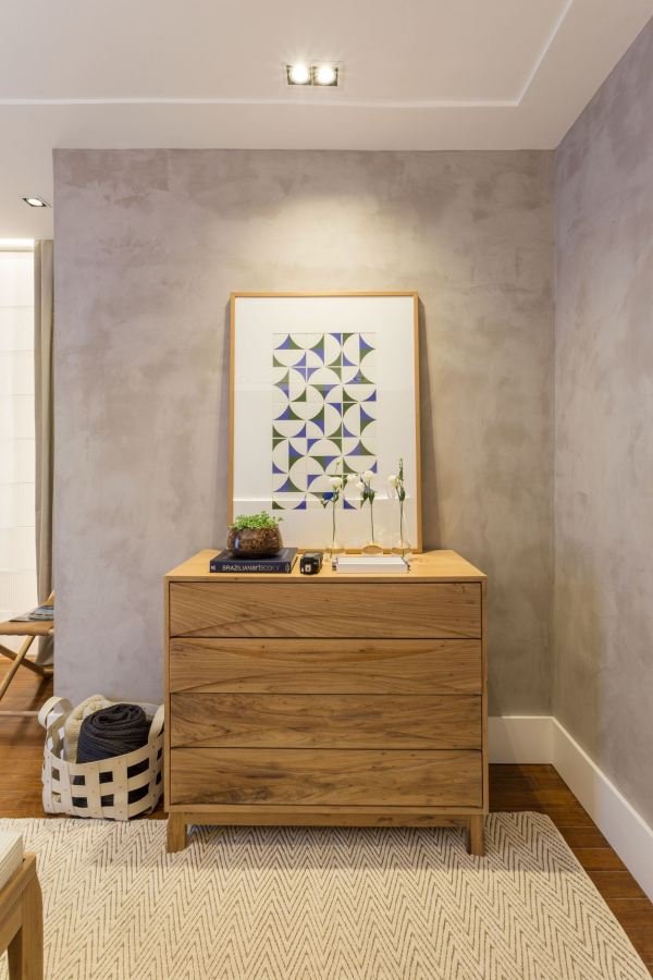Parede de gesso estilo loft, cor cinza que remete ao cimento queimado.
