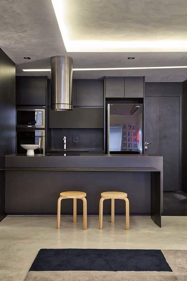 Ainda que sem contraste, pode ficar tranquilo, pois as cozinhas inteiramente pretas funcionam também, principalmente caso possa investir em móveis planejados.