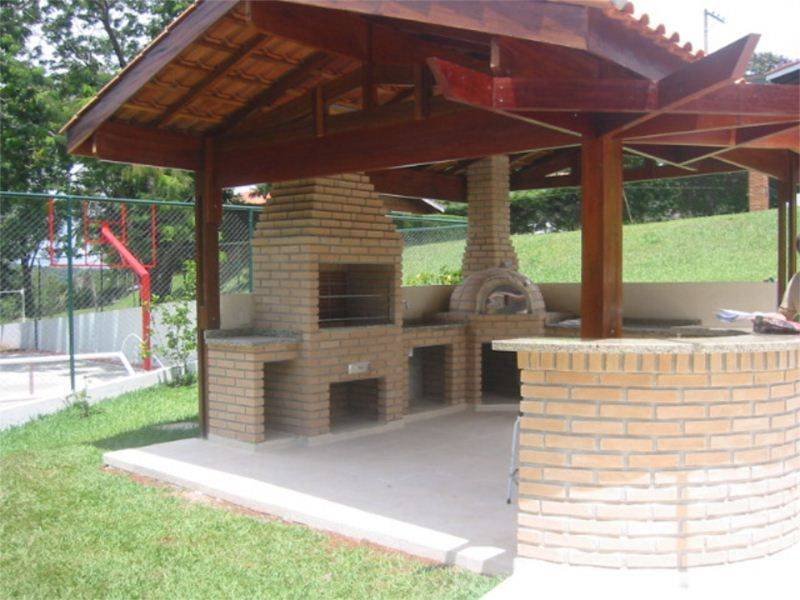 Não dá para abrir mão de uma área coberta no espaço onde a churrasqueira ficará, já que assim será possível organizar o churrasco independente do tempo.