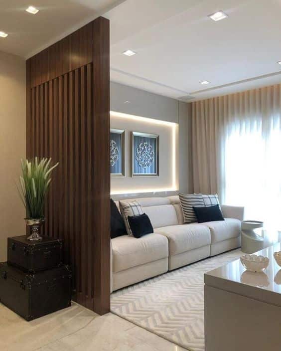 14. Se a sua maior dúvida é quanto a decoração de uma sala de tv pequena, pode ficar tranquilo! Para isso, existem ideias modernas e sofisticadas para incluir divisórias entre os cômodos.