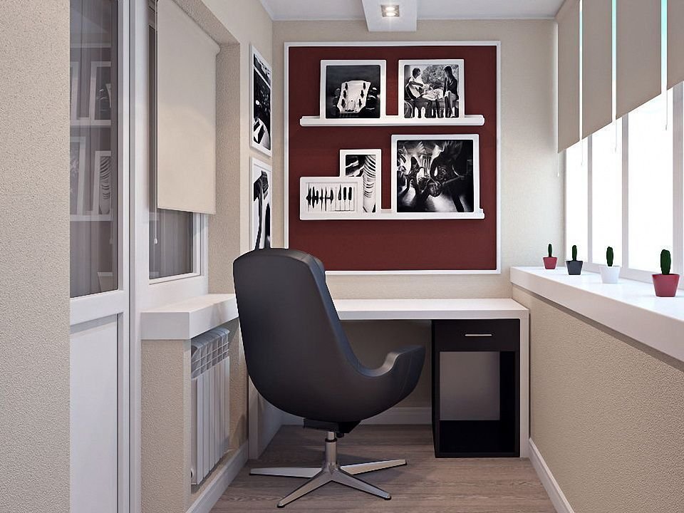 Escritório com destaque na pintura e quadros decorativos.