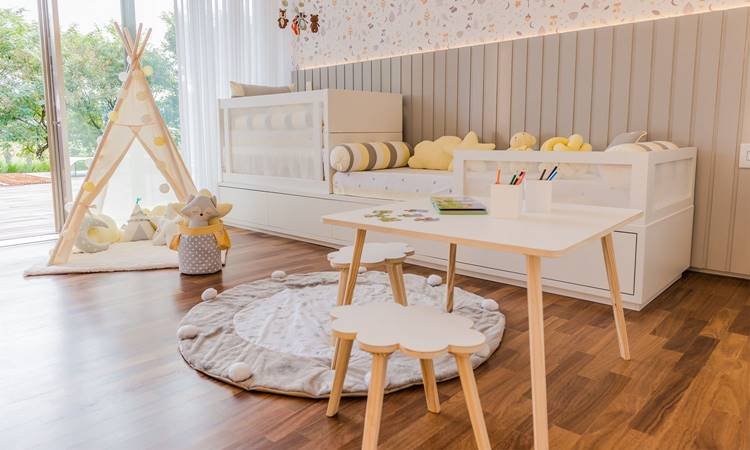 Mesa infantil encantadora com banquinhos de nuvens, trazendo um toque de fofura ao quarto.