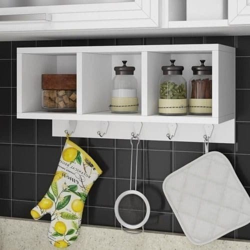 14. O nicho pequeno em MDF para cozinha tem a vantagem de encaixar com facilidade em qualquer espaço, o que é de grande valia para quem não tem uma cozinha planejada e quer complementar a decoração com um móvel funcional.