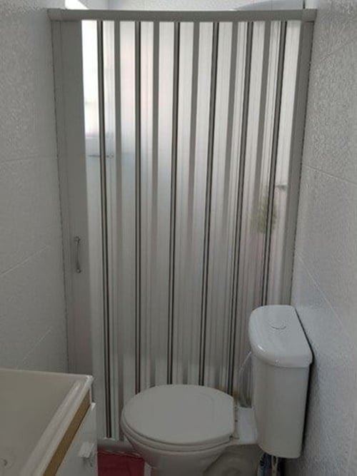 As portas de PVC seguem as normas nacionais de segurança, garantindo sua eficiência.