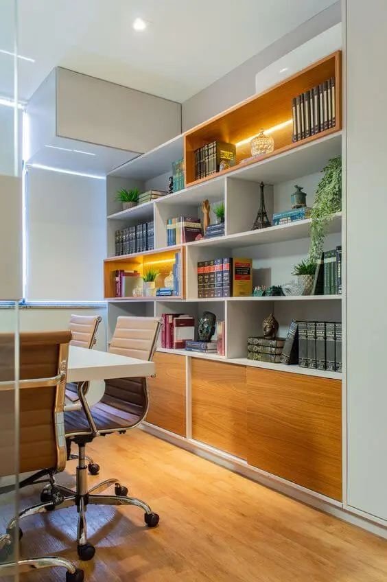 O local de disposição dos livros diante de contextos como esses é variável, e o mais comum é que fiquem instalados atrás de você, gerando um plano de fundo ao cliente te ver. No entanto, pode ficar também de frente para si.