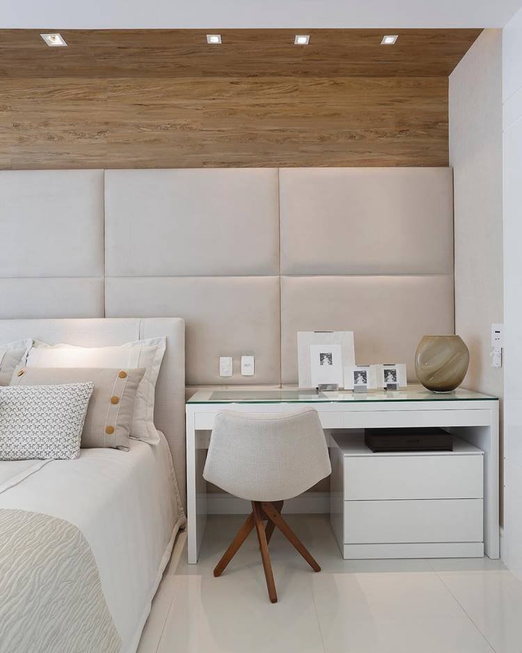 Ótimo exemplo de mesa para quarto de casal, com possibilidade de instalação de tomadas embutidas.