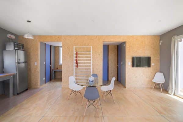 Sala com parede de gesso moderna, em tom de areia e tons neutros.