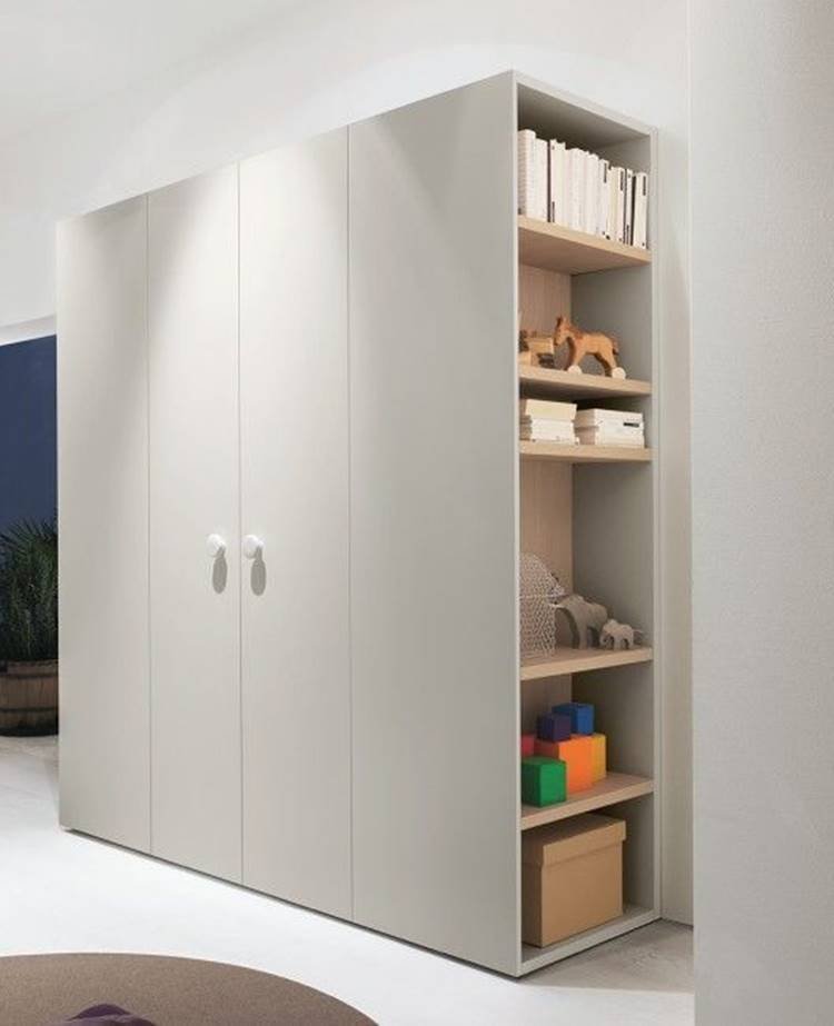 16. Para unir duas coisas em um quarto pequeno, um guarda-roupa planejado com lateral de nichos te ajudará bastante!
