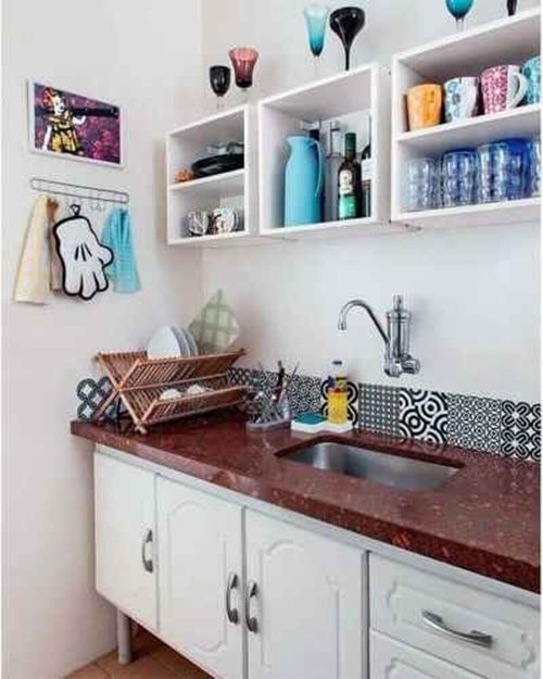 16. Nessa cozinha pequena os nichos decorados acima da pia fizeram toda a diferença!