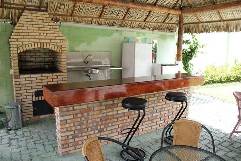 Uma boa opção em custo-benefício é essa churrasqueira feita com tijolinhas. Ela será montada no próprio local, respeitando detalhes como medidas específicas.