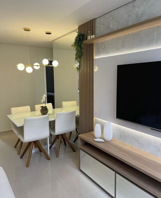 17. Por outro lado, uma sugestão é apostar em espaços conjugados. A sala de tv e a sala de jantar, por exemplo, são espaços que frequentemente se conectam através disso.