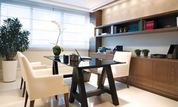 Mesa sofisticada com cavalete, cor preta, cadeiras brancas e decoração minimalista.