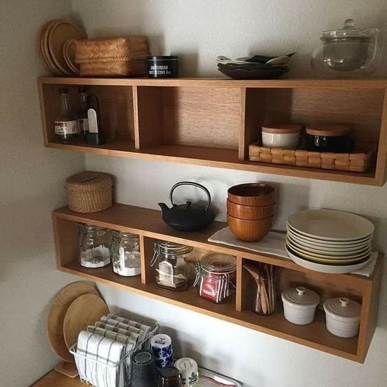 17. Os nichos para cozinha de madeira rústica substituíram os armários suspensos, acompanhando o estilo do ambiente, mais retrô.