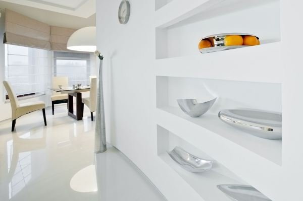 Parede de drywall vazada com nichos, auxiliando na organização e decoração.