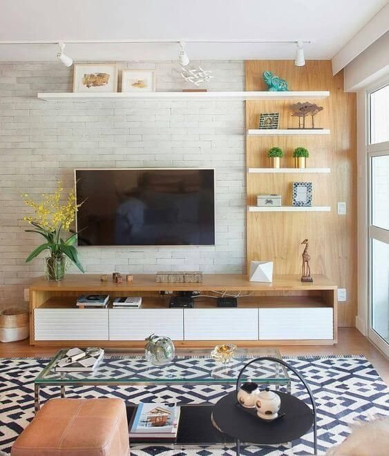 18. Para conseguir dispor das decorações que deseja, incluindo elementos pontuais, nossa dica é o uso de prateleiras. Com um excelente custo-benefício, ela nos garante um maior espaço!