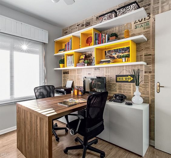 Em home office, as possibilidades acabam se tornando mais amplas, já que podemos apostar em escritórios com mais personalidade, onde além de livros pode dispor outros tantos itens que tenham a ver com você.