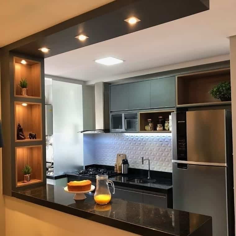 18. Aqui o formato dos nichos para cozinha é mais convencional. Colocá-lo acima da pia é uma ótima opção, tanto para a funcionalidade e praticidade, quanto para a visibilidade do mesmo e a possibilidade de mesclar os utensílios com os objetos decorativos em um só local.