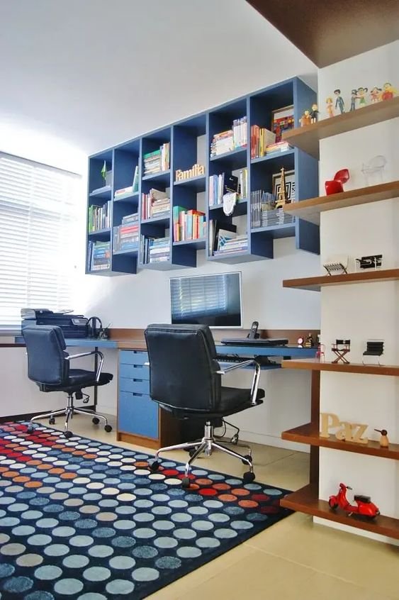 Em situações como essa, detalhes como armários coloridos, miniaturas e até mesmo lembranças de viagem podem ser inseridos. E é claro, vale a pena otimizar a ideia com um projeto como esse, onde o casal pode fazer uso do escritório mesmo que simultaneamente.