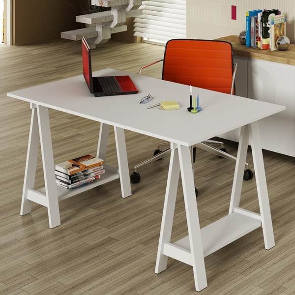 Mesa mais descontraída com cavaletes em MDF branco.