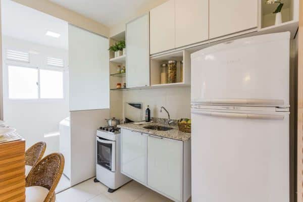 Cozinha com parede de gesso em tons de bege, para um ambiente clássico e clean.