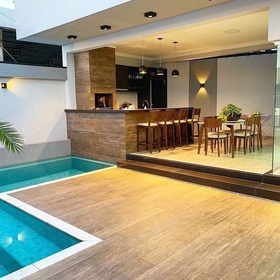 Outro elemento que fará diferença no local é a colocação de uma piscina. E acredite, ela não precisa ser tão grande assim.