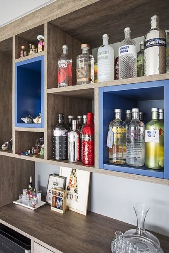 20. Se você gosta de cores fortes, aqui está um modelo de nicho para cozinha com espaço para bebidas perfeito! Azul é uma cor que sempre agrada e traz descontração ao ambiente.