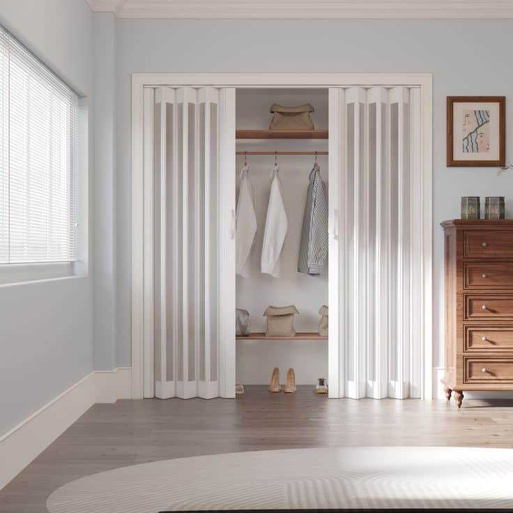 A versatilidade das portas de PVC é tanta que elas podem ser combinadas com vidro para conectar a casa a ambientes externos.