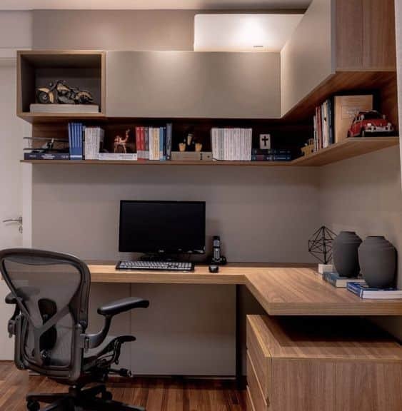 Além da utilidade, existem diferentes maneiras de incluir uma biblioteca no escritório, o que acaba colaborando também para sua decoração.