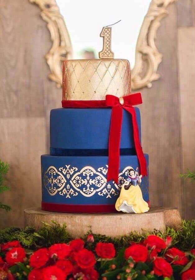 Detalhes em dourado garantem um toque sofisticado para a mesa decorada na festa Branca de Neve – Foto: A Minha Festinha