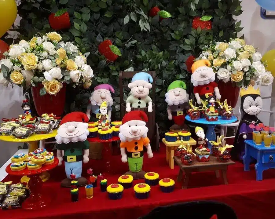 Festa Branca de Neve: +74 Fotos e Dicas de Decoração para sua Festa 2 Invista em bonequinhos dos personagens para compor a decoração da festa da Branca de Neve – Foto: Boutique Festa