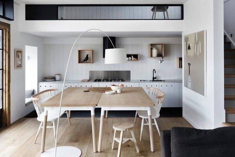 2. Os nichos para cozinha quadrados e retangulares distribuídos de maneira irregular e em cores diferentes dão um toque de descontração ao ambiente.