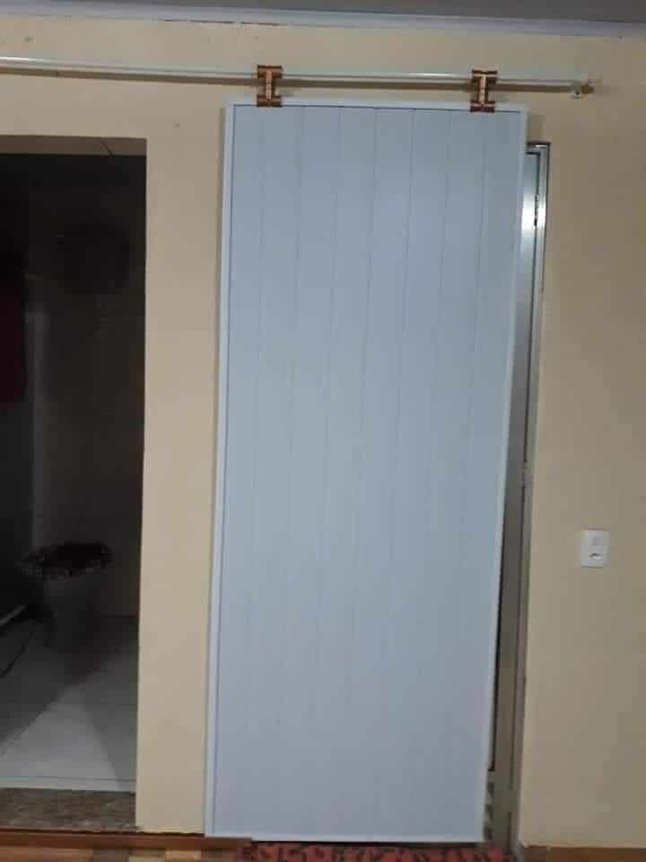 Apesar de nem sempre ser possível escolher o melhor material devido ao preço, as portas de PVC são uma excelente opção.