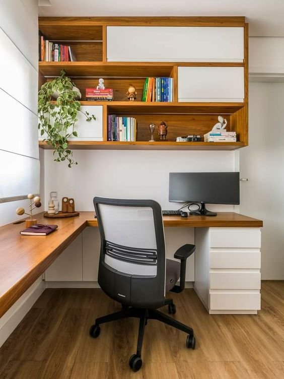 Isso pode acontecer até mesmo em salas pequenas, onde armários podem ser instalados para a organização dos livros. Inclusive, sobre isso, é melhor que sejam dispostos verticalmente.