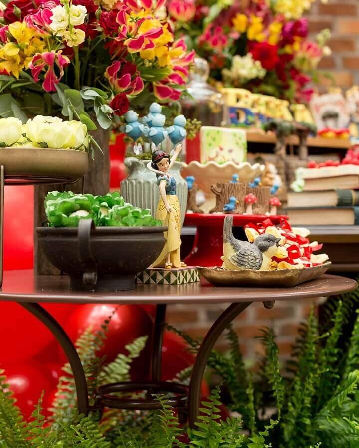 Festa Branca de Neve: +74 Fotos e Dicas de Decoração para sua Festa 9 Bonequinhos são perfeitos para deixar a mesa da festa Branca de Neve mais bonita – Foto: Delicare Decor by Renata