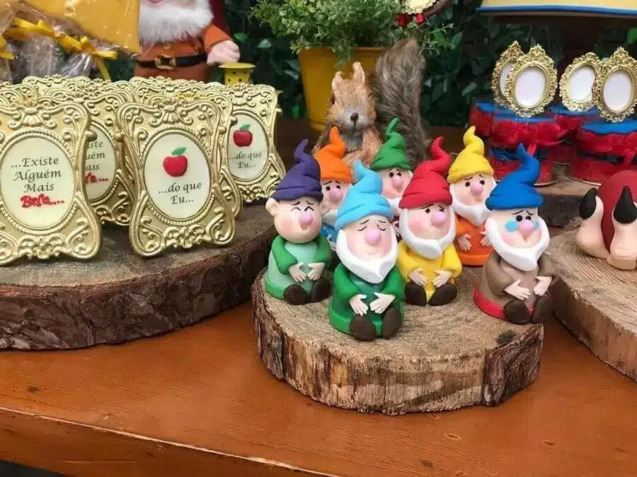 Festa Branca de Neve: +74 Fotos e Dicas de Decoração para sua Festa 3 Invista em bonequinhos dos sete anões para compor a decoração da festa da Branca de Neve – Foto: Nina Ortega Cake Designer