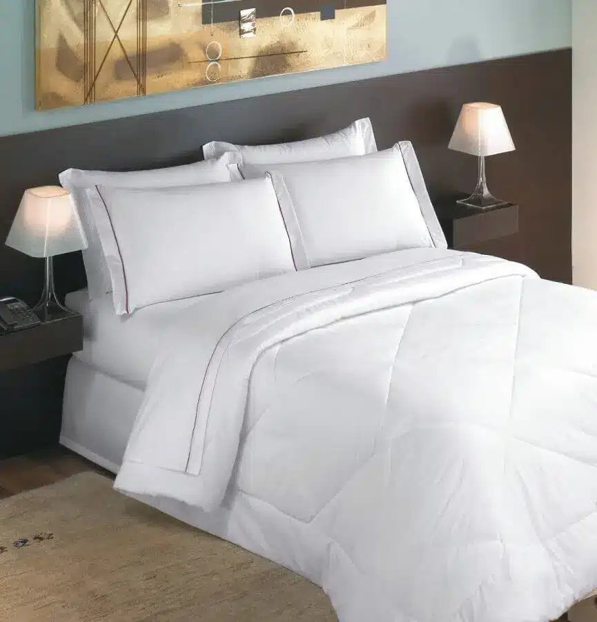3 Dicas para Transformar seu Quarto em Quarto de Hotel 1 Decoração quarto de hotel neutro com revestimento em madeira escura