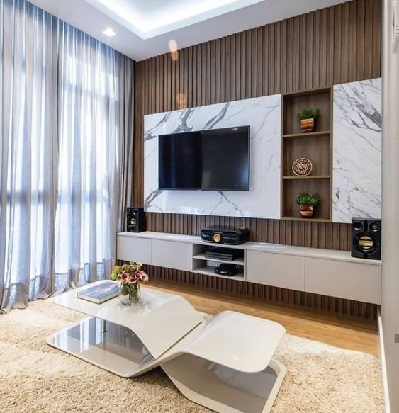 4. Entre as principais tendências utilizadas nesse ambiente, podemos começar citando o painel ripado, que inclusive pode funcionar como revestimento para uma parede inteira.