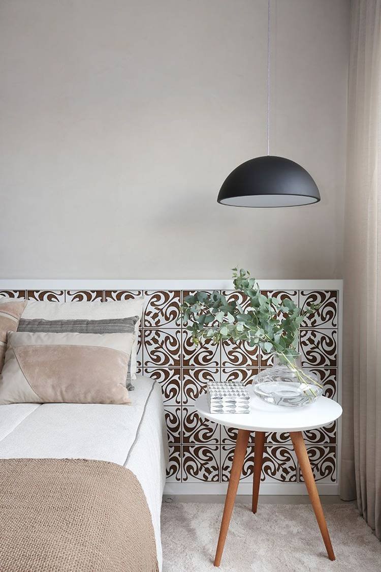 Mesa lateral compacta e elegante, sendo uma escolha popular para quem quer decorar o quarto com praticidade.