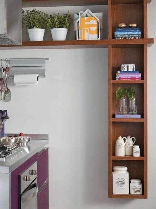 4. Os grandes nichos para cozinha que se cruzam são de madeira e também incrementam a decoração, dando destaque ao ambiente.