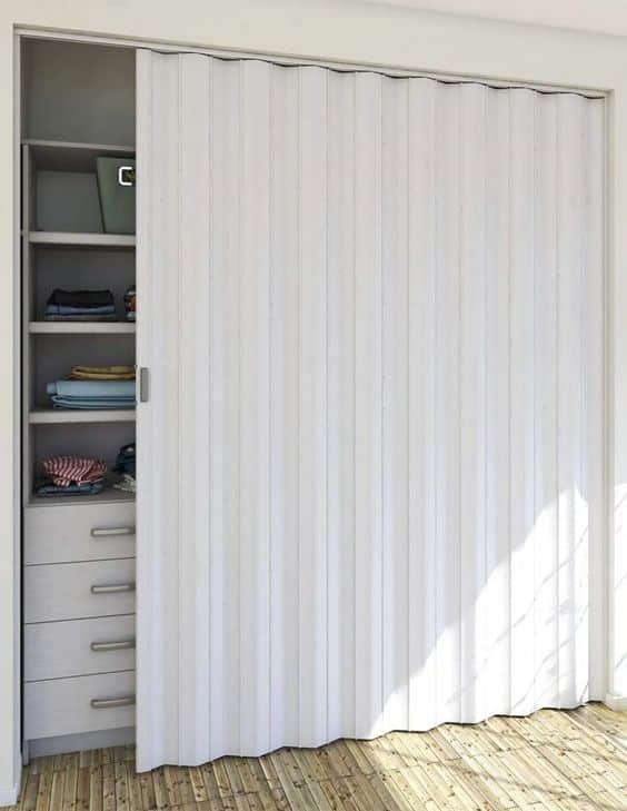 A diferença em relação a outros materiais é significativa, e o uso do PVC no projeto pode proporcionar economia e versatilidade, como para fechar armários embutidos.