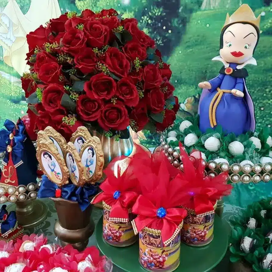 Festa Branca de Neve: +74 Fotos e Dicas de Decoração para sua Festa 6 Arranjos de rosas vermelhas ficam lindas na composição da mesa de festa da Branca de Neve – Foto: Reino das Festas