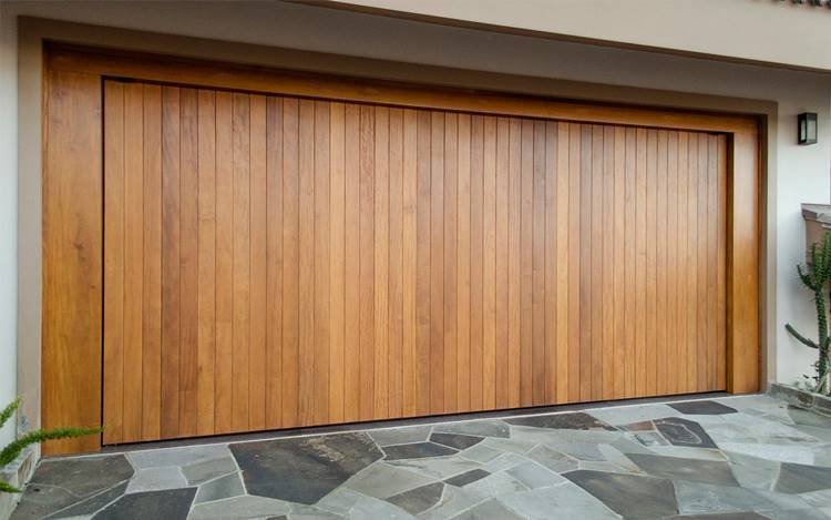 Portão de madeira para garagem